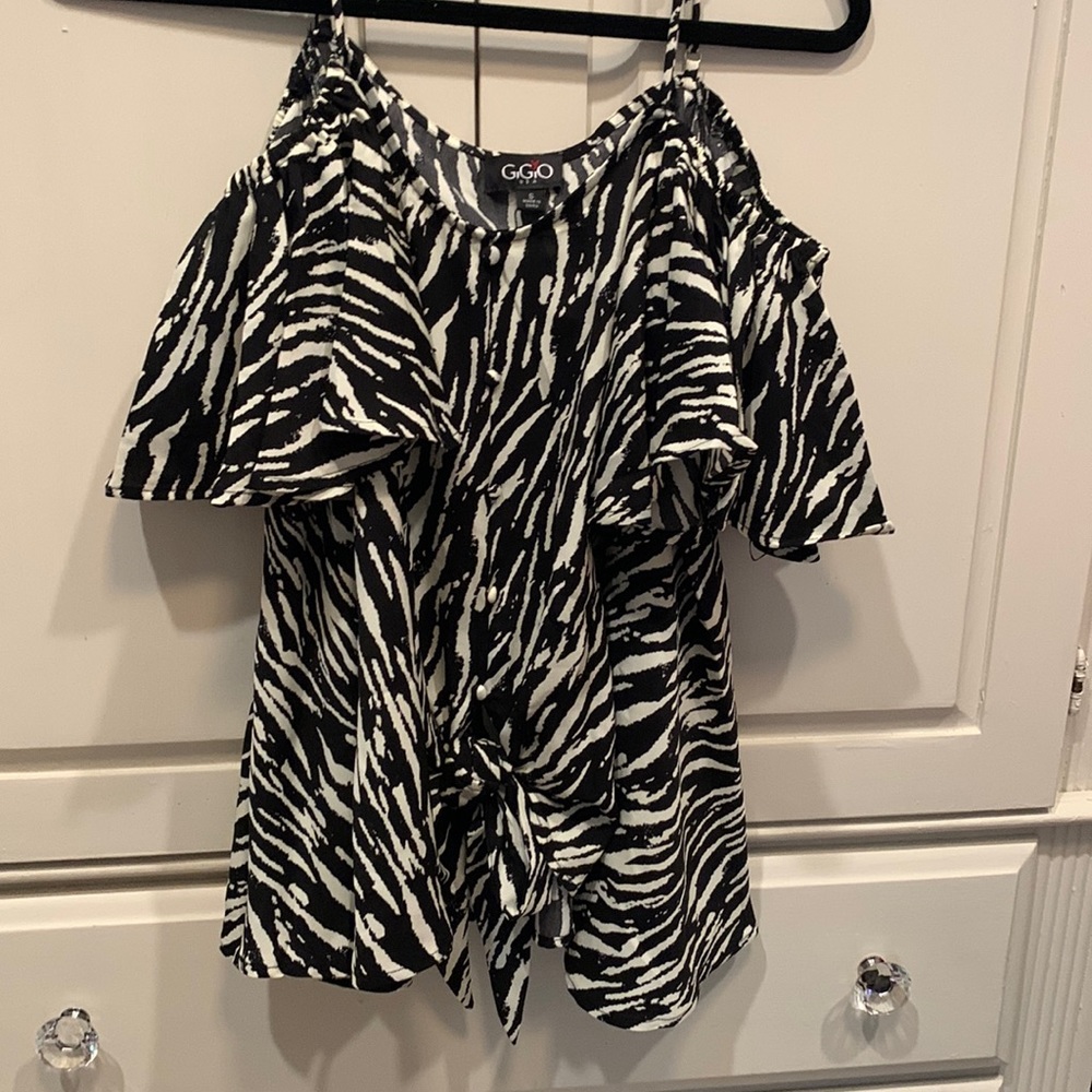 GiGio zebra print off the shoulder top. Size small. NWT